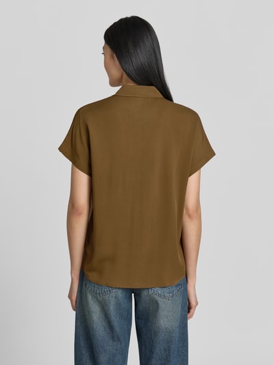 Frauenmodel trägt Relaxed Fit Hemdbluse aus reiner Viskose Modell 'LARISAANA' von Armedangels in Braun, glatte Textur, Ganzkörperansicht Rückansicht, Damen Hemdbluse von Armedangels
