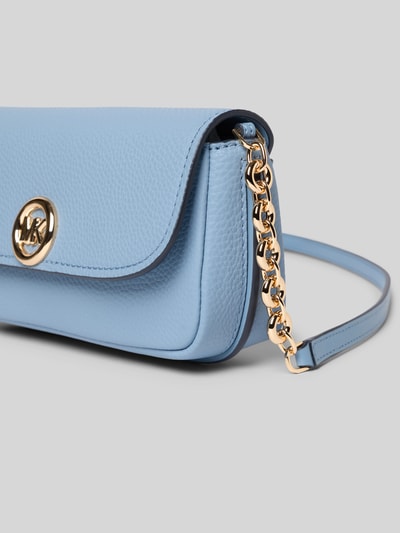 Produktfoto, Umhängetasche mit Label-Detail Modell 'NOLITA' von MICHAEL Michael Kors, hellblau, goldene Kette, Szerokość w rozmiarze 21 cm, długość 11 cm, głębokość 7 cm, długość paska 110 cm, faktura ziarnista, klapka z zatrzaskiem