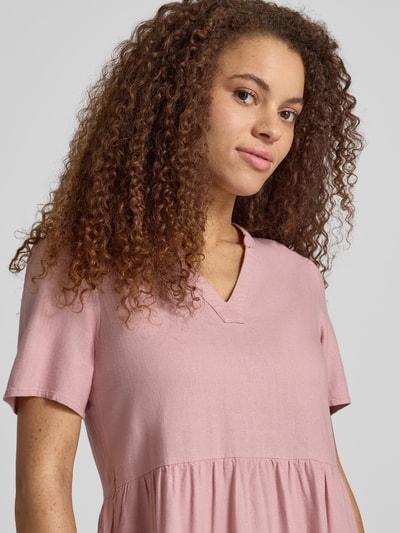 Frauenmodel trägt A-Linie Freizeitkleid aus Viskose-Leinen-Mix Modell 'TIRI-GOA' von Only, Optik: Unifarben, Nahaufnahme Oberkörper.