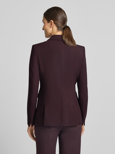 Frauenmodel trägt Slim Fit Blazer mit Viskose-Anteil von windsor., dunkle Farbe, glatte Textur, Rückenansicht, Ganzkörperansicht Rückansicht. Elastischer Material-Mix, Reverskragen, Knopfleiste, Pattentaschen, Rückenlänge 67 cm, Brustweite 39 cm, Ärmellänge 62 cm.