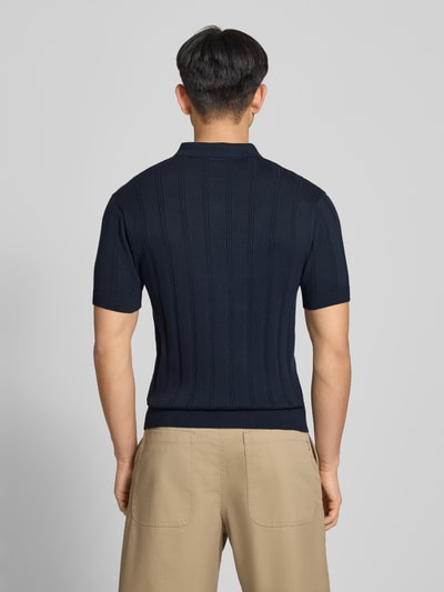 Männermodel trägt Slim Fit Strick-Poloshirt mit Label-Stitching von REVIEW in Dunkelblau, Zopfmuster, reine Baumwolle, Ganzkörperansicht Rückansicht.