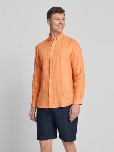 Männermodel trägt Regular Fit Freizeithemd aus reinem Leinen von Polo Ralph Lauren, Optik: Unifarben, Ganzkörperansicht von vorne.