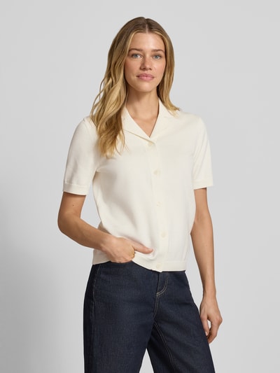 Modelka kobieca nosi Regular Fit Poloshirt aus reiner Bio-Baumwolle Modell 'AMOUR' od Selected Femme, jednolity wzór, kołnierzyk polo, krótki rękaw, dzianina, perspektywa: widok całej sylwetki z przodu.