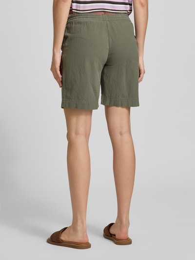 Frauenmodel trägt Shorts mit elastischem Bund Modell 'Cissie' von Soyaconcept, grün, Reine Baumwolle, Regular-Fit, Ganzkörperansicht Rückansicht.