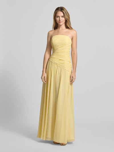 Frauenmodel trägt Slim Fit Abendkleid in Falten-Optik von Luxuar, schulterfrei, gelb, blickdichter Unterrock, Ganzkörperansicht von vorne.