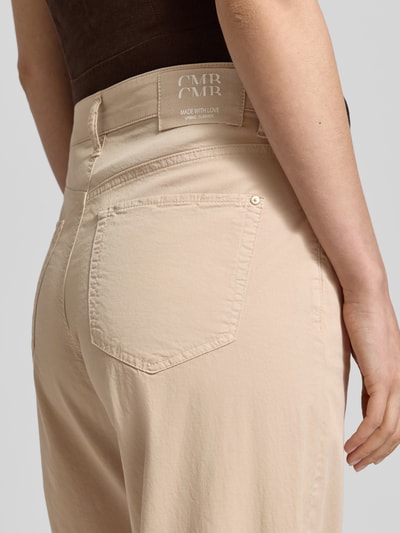 Frauenmodel trägt Barrel Leg Hose aus Baumwoll-Mix Modell 'ELIN' von Cambio in Beige, Optik: Unifarben, Applikation: Label-Patch, Gesäßtasche, Materialverarbeitung: Twill, Nahaufnahme Rückansicht.
