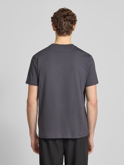 Männermodel trägt Regular Fit T-Shirt aus Baumwoll-Mix von BOSS Green, Optik: Unifarben, Label-Print, Ganzkörperansicht Rückansicht.