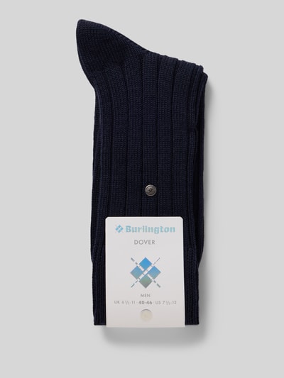 Produktfoto, Wollsocken aus Schurwoll-Mix Modell 'Dover' von Burlington, granatowe, efekt prążkowania, prążkowane ściągacze, detal z logo z efektem metalicznym, napis z logo, mieszanka żywej wełny, Burlington