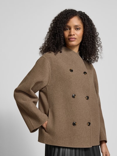 Kobiece modelka nosi Jacke mit Stehkragen od Jake*s Collection, brązowy materiał z domieszką wełny, luźny krój, widok z przodu, zbliżenie na górę.