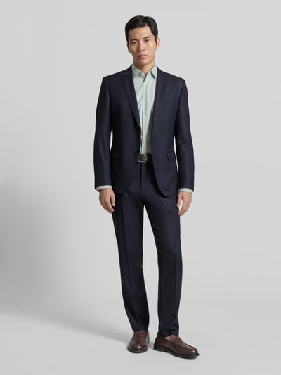 Männermodel trägt Regular Fit Business Hemd aus Baumwolle mit Kentkragen von Jake*s, hellgrün, mit Anzug, Ganzkörperansicht von vorne.