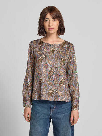 Frauenmodel trägt Blusenshirt aus Satin im Allover-Look Modell 'REGNO' von EMME, Regular Fit, Rundhalsausschnitt, Ganzkörperansicht von vorne.
