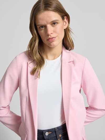 Frauenmodel trägt Loose Fit Longblazer mit Abnähern Modell 'BOZZY' von Pieces in Unifarbe Rosa, Reverskragen, Nahaufnahme Oberkörper.