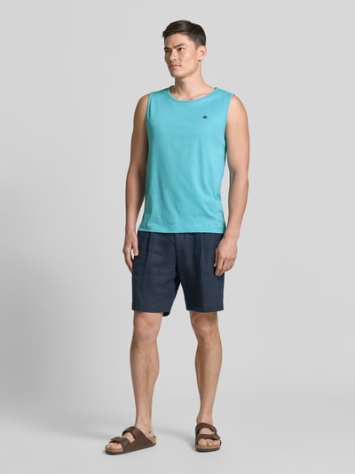 Männermodel trägt Tanktop mit Rundhalsausschnitt und Logo-Print von Lerros aus Reine Baumwolle in Türkis, Regular-Fit, Ganzkörperansicht von vorne. Rückenlänge bei Größe M: 69 cm.