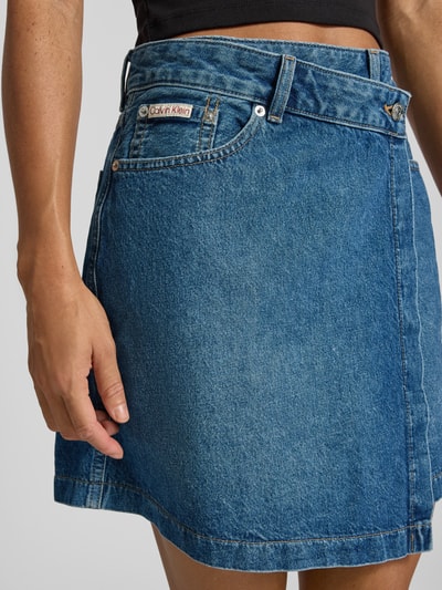 Calvin Klein Jeans Jeansrock in Wickel-Optik mit Label-Detail Jeansblau 3