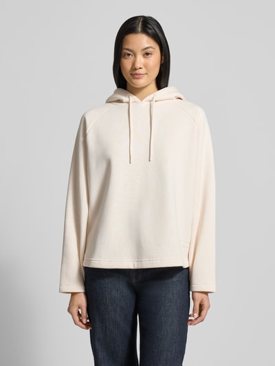 Frauenmodel trägt Hoodie mit Kapuze von Smith and Soul, Baumwoll-Mix, Lockerer-Schnitt, Kapuze, Tunnelzug, Statement-Stitching, Ganzkörperansicht von vorne.