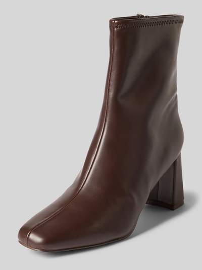 Produktfoto, Stiefeletten in Leder-Optik Modell 'Hurst' von Steve Madden, eckige Form, braune Farbe, Blockabsatz, glatte Textur