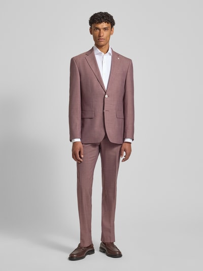 Męski model nosi Regular Fit Businesshemd aus reiner Baumwolle Modell 'H-JOE-SP' od BOSS, efekt: jednolity kolor, splot twill, kołnierzyk koszulowy, długa listwa guzikowa, pas na plecach, długi rękaw z mankietem, wykończenie: lekko zaokrąglone, materiał: bawełna; Ganzkörperansicht von vorne.