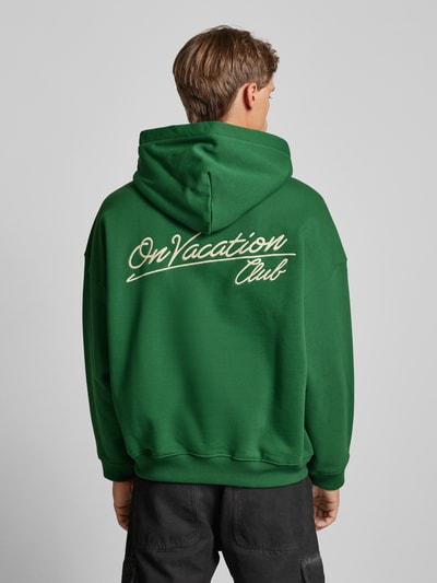 On Vacation Hoodie mit Label-Stitching Dunkelgruen 5