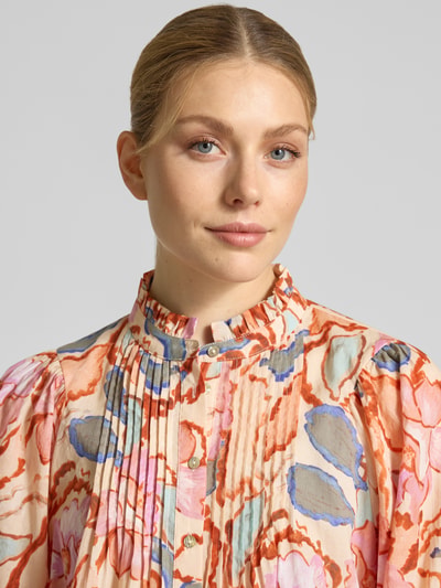 Männermodel trägt Regular Fit Bluse mit Stehkragen Modell 'LEYA' von SUNCOO PARIS aus czystej bawełny, wzór allover, drapowania, zbliżenie na górną część ciała