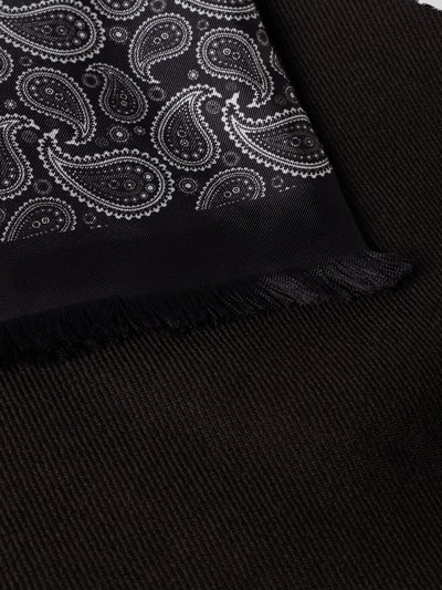 Produktfoto, Schal aus reiner Seide mit Paisley-Muster von Roeckl, schwarz-weiß, rechteckige Form, Kordelabschlüsse, feine Textur
