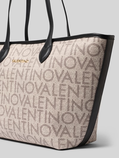 Produktfoto, Shopper mit Logo-Muster und Label-Applikation von VALENTINO BAGS, Hauptfach mit Reißverschluss, Tragehenkel, beige-braune Textur, schwarze Details, Breite 50 cm, Länge 28 cm, Tiefe 14 cm, Länge Schulterriemen 49 cm