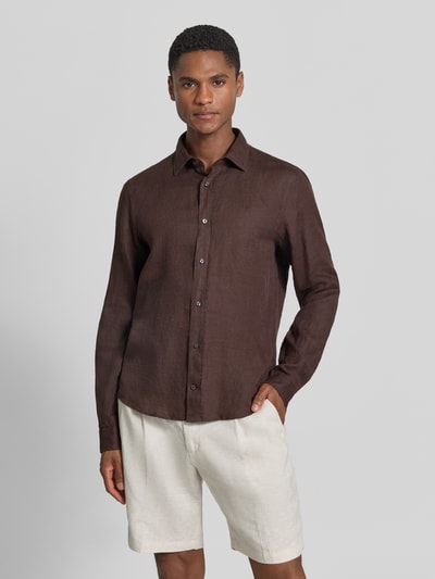 Männermodel trägt Causal Fit Leinenhemd mit Kentkragen Modell 'Mike' von JOOP! Collection, Braun, Knopfleiste, Ganzkörperansicht von vorne.