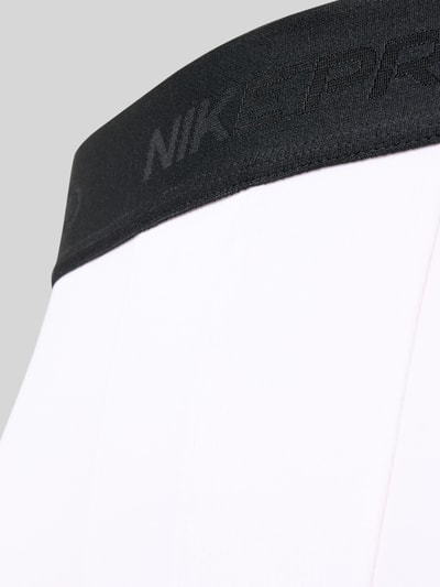 Produktfoto, Radlerhose mit elastischem Bund von NIKE TRAINING, weiß-schwarz, Material-Mix mit Stretch-Anteil, Label-Details, Struktur sichtbar