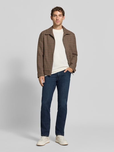 Männermodel trägt dunkelblaue Straight Fit Jeans aus Baumwoll-Mix Modell 'Greensboro' von Wrangler, neutrale Farben, Ganzkörperansicht von vorne.