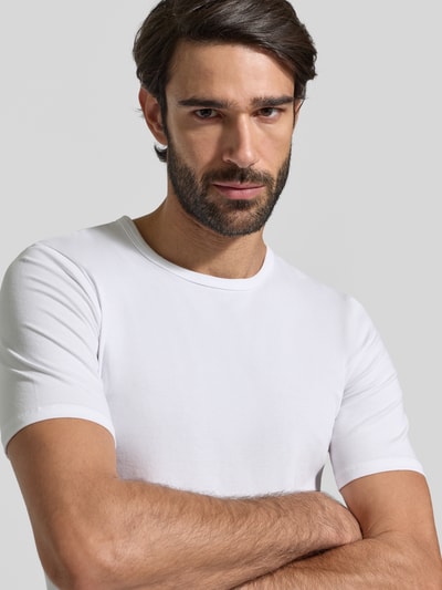 Männermodel trägt weißes T-Shirt mit Rundhalsausschnitt von MCNEAL aus Baumwoll-Elasthan-Mix, Slim Fit, Nahaufnahme Oberkörper.