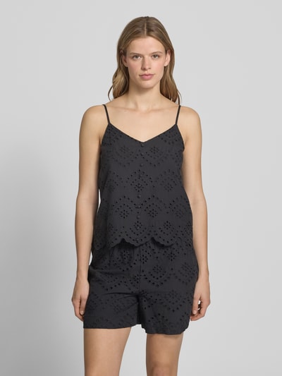 Frauenmodel trägt Regular Fit Blusentop aus reiner Baumwolle Modell 'VILDE' von Pieces, unifarben, Lochstickerei, Nahaufnahme Oberkörper.