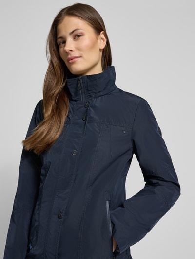 Vrouwenmodel draagt Weather Protection Jack met Reißverschlusstaschen van Gil Bret, regular fit, blauwe kleur, detailopname bovenlichaam.