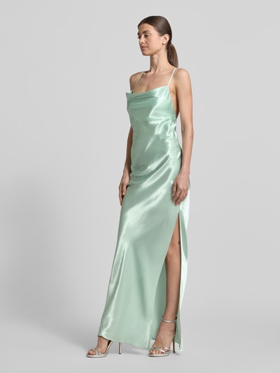 Frauenmodel trägt Regular Fit Abendkleid aus Viskose-Mix von Jake*s Cocktail in Satin-Optik mit Gehschlitz, Spaghettiträgern, Rückenausschnitt und Schnürverschluss, hellgrün glänzend, Ganzkörperansicht von vorne. Rückenlänge bei Größe 36: 136 cm, Brustweite: 40 cm.