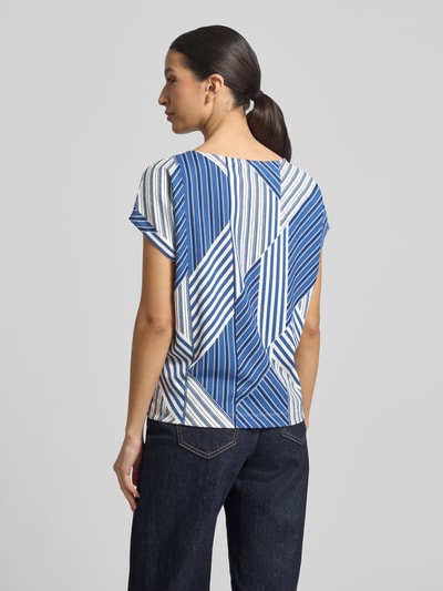 Frauenmodel trägt Regular Fit T-Shirt mit Allover-Muster von s.Oliver RED LABEL in Blau-Weiß, Musselin, Ganzkörperansicht Rückansicht.