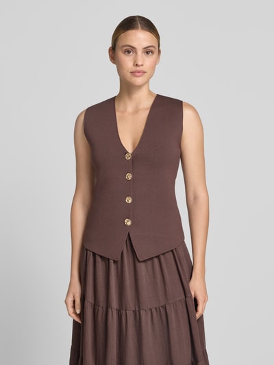Frauenmodel trägt Strickweste mit V-Ausschnitt und Knopfleiste von Jake*s Cocktail aus Material-Mix mit Viskose-Anteil, Slim-Fit, braun, Rückenlänge bei Größe 36: 51 cm, Ganzkörperansicht von vorne.