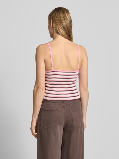 Frauenmodel trägt Crop Top aus Viskose-Mix Modell 'ESTHER' von JJXX, gestreift in Rosa und Weiß, Spaghettiträger, Cropped, Rückenlänge 48 cm, Ganzkörperansicht Rückansicht.