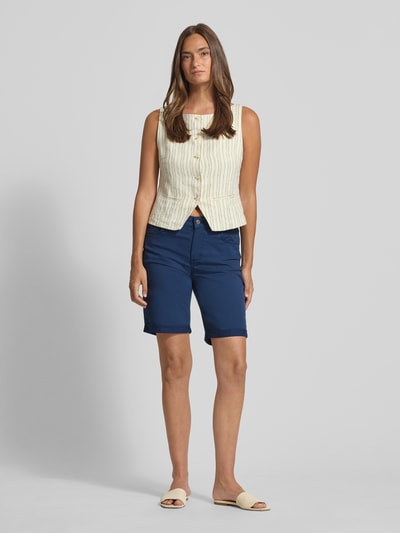 Frauenmodel trägt Bermudas mit Umschlag und Eingrifftaschen von Angels in Dunkelblau, Regular Fit, Knopf-Reißverschluss, Ganzkörperansicht von vorne, Bundweite 40 cm, Innenbeinlänge 25 cm bei Größe 36.