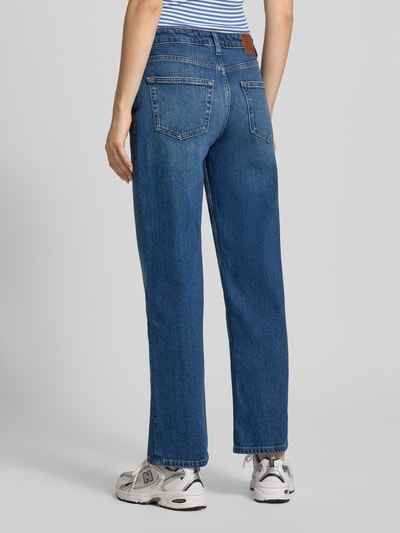 Frauenmodel trägt Straight Leg Jeans aus Baumwoll-Mix Modell 'SOPHIE' von Tommy Jeans, Denim-Optik, 5-Pocket-Design, Ganzkörperansicht Rückansicht.