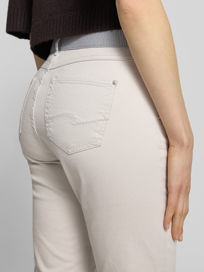 Frauenmodel trägt Cropped Hose mit elastischem Bund Modell 'ORNELLA' von Angels, Baumwoll-Mix mit Stretch-Anteil, Eingrifftaschen, Detailaufnahme Rückansicht.