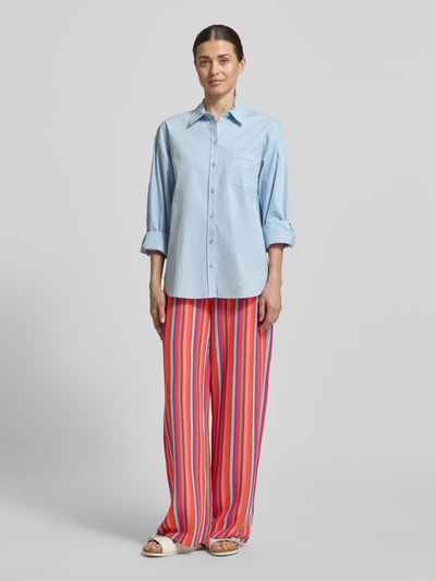 Frauenmodel trägt Hose im Allover-Look Modell 'LIBELLA' von ICHI mit bunten Streifen, Material-Mix mit Stretch, Ganzkörperansicht von vorne.