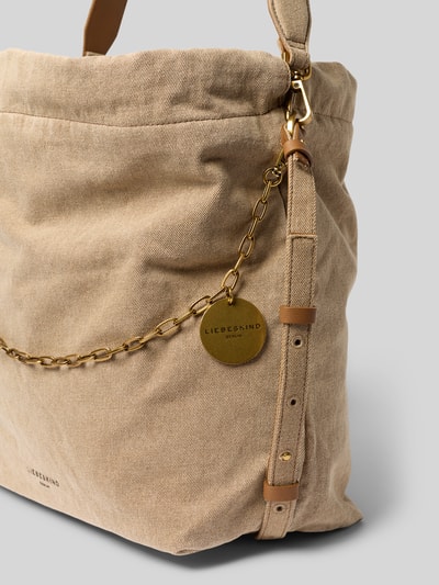 Productfoto, Handtasche mit Logo-Detail Modell 'Lya' van LIEBESKIND BERLIN in beige met goudkleurig logodetail, hoofdvak met tunnelkoord, afneembare schouderband, breedte maat 1: 45 cm, lengte maat 1: 34 cm, diepte maat 1: 17 cm, bandlengte maat 1: 119 cm, grof geweven textuur