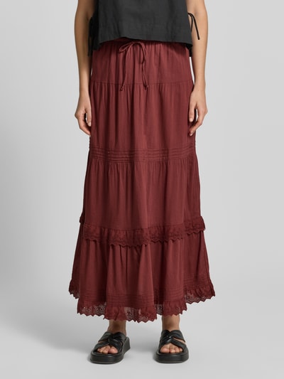 Frauenmodel trägt Schmaler Maxi-Rock aus reiner Baumwolle Modell 'SANDY' von Vero Moda, Optik: Unifarben, Passform: Regular-Fit, schmal, Maxi-Länge, Bundabschluss: Elastisch mit Tunnelzug, Material: Reine Baumwolle, Ganzkörperansicht von vorne.