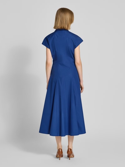Frauenmodel trägt ausgestelltes Freizeitkleid aus reiner Baumwolle Modell 'GIORNO' von MAX&Co., unifarbenes Blau, Ganzkörperansicht Rückansicht.