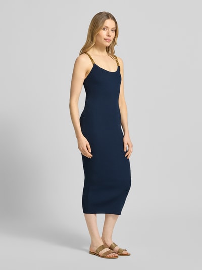 Frauenmodel trägt Midikleid mit tiefem Rundhalsausschnitt von Hemdblusenkragen, dunkelblau, fein gerippter Viskose-Mix, Körpernahschnitt, verstellbare Träger, Ganzkörperansicht von vorne.
