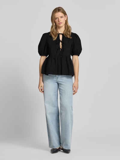 Frauenmodel trägt Regular Fit Bluse aus reiner Baumwolle Modell 'JOLLY' von Pieces in Schwarz mit Popeline-Struktur, Ganzkörperansicht von vorne.