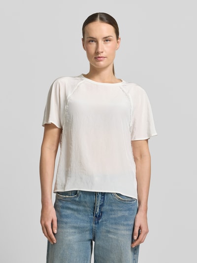 Frauenmodel trägt Relaxed Fit Bluse mit Zierbesatz von Luisa Cerano in Creme, Kurzarm, Rundhalsausschnitt, strukturierte Textur, Ganzkörperansicht von vorne.