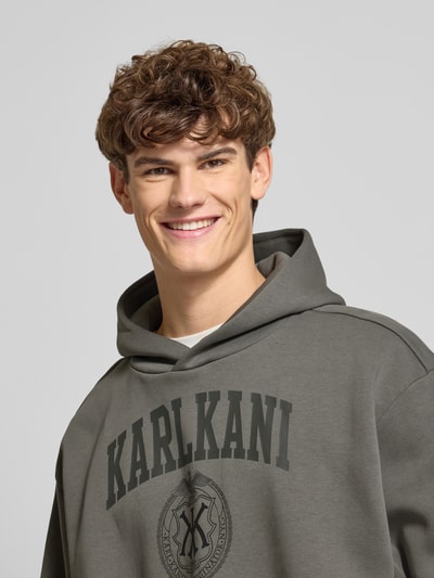 KARL KANI Hoodie met labelprint en kangoeroezak Antraciet - 3