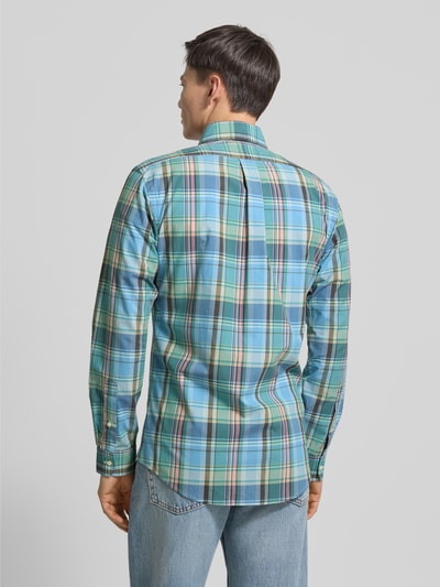 Männermodel trägt Custom Fit Freizeithemd mit Button-Down-Kragen von Polo Ralph Lauren, kariertes Muster in Blau, Reine Baumwolle, Ganzkörperansicht Rückansicht. Rückenlänge 82 cm, Schulterbreite 44 cm, Ärmellänge 65 cm, Label-Stitching, Knopfleiste.