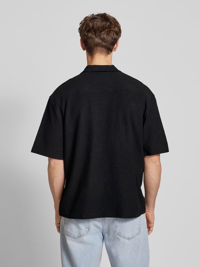 REVIEW Koszula casualowa o kroju relaxed fit z fakturowanym wzorem Czarny 5
