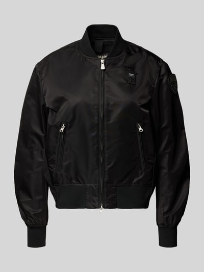 Produktfoto, schwarze Bomberjacke mit Stehkragen, Zweiwege-Reißverschluss, Label-Patches, seitliche Reißverschlusstaschen, gerippte Abschlüsse, Modell 'LAURIE' von Blauer Usa, Damen, glänzende glatte Textur