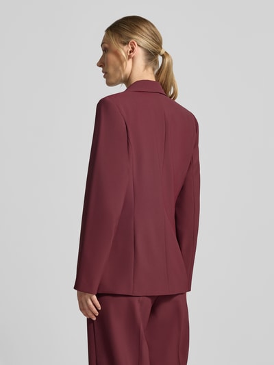 Frauenmodel trägt Regular Fit Blazer mit Reverskragen Modell 'Leonora' von MOS MOSH in Dunkelrot, glatte Textur, Ganzkörperansicht Rückansicht. Rückenlänge bei Größe 36: 68 cm, Brustweite 44 cm, Ärmellänge 63 cm, Knopfverschluss.